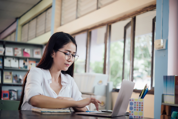 勉強をする女性