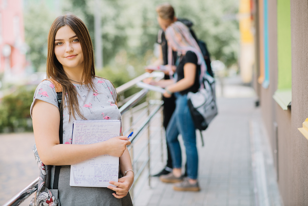 勉強をする女性