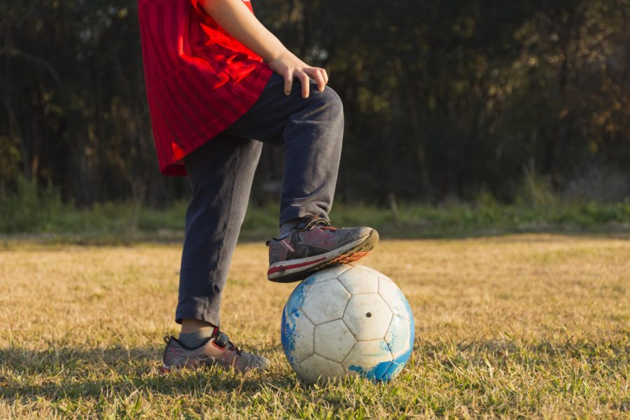 子供　公園　サッカー