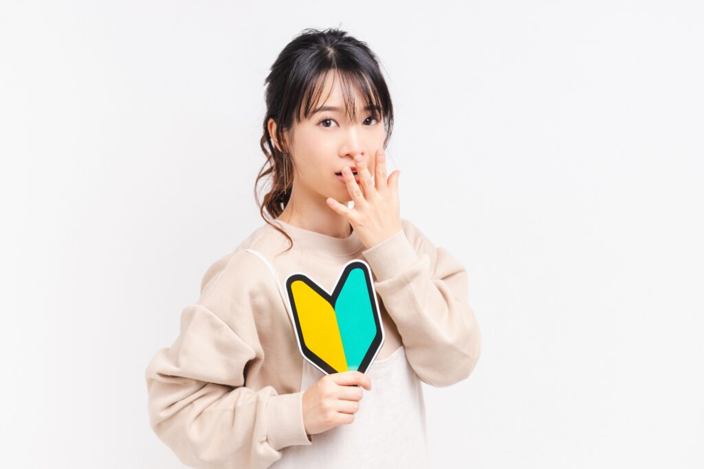 初心者マークを持つ若い女性