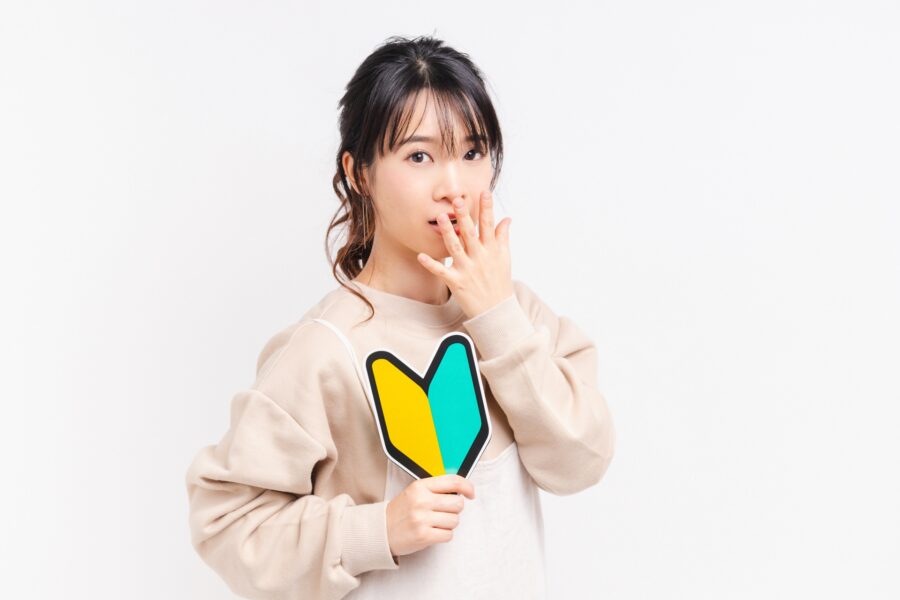 初心者マークを持つ若い女性