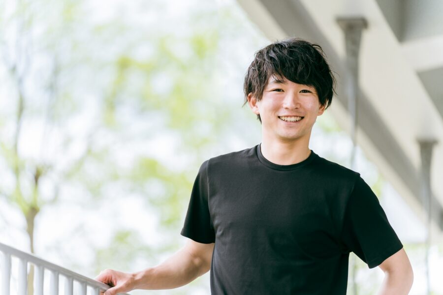 Tシャツ姿の男性
